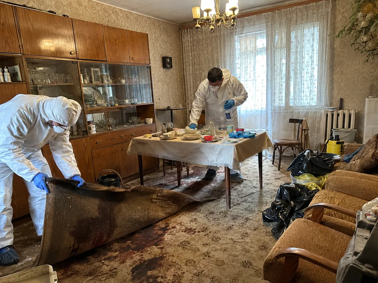 Sprzątanie po zmarłym w salonie w Łodzi – utylizacja skażonego dywanu i mebli